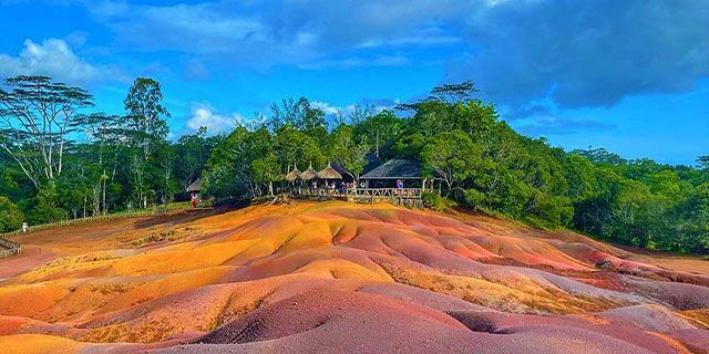 Visit chamarel 7 coloured earth (2)